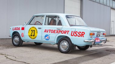Togliatti, Samara Oblastı / Rusya - 13 Nisan 2020: VAZ 2101 Tour d 'Europe 1971 Rally otomobili LADA Spor Bahçesi' ne park edilmiştir. 50. Yıl dönümünde Kopeika aracı üretimi 1970 yılında başladı