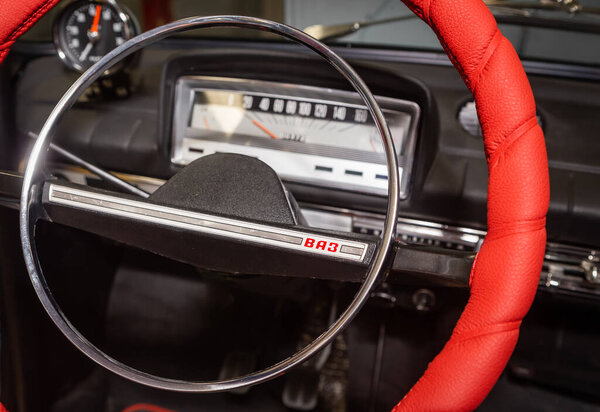 Тольятти, Самарская область / Россия - 13 апреля 2020: VAZ 2101 копия ралли Tour d 'Europe 1971 года, припаркованного на спортивной площадке LADA. Дни 50-летия начала производства автомобилей Kopeika в 1970 году
