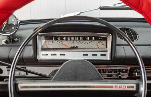 Тольятти, Самарская область / Россия - 13 апреля 2020: VAZ 2101 копия ралли Tour d 'Europe 1971 года, припаркованного на спортивной площадке LADA. Дни 50-летия начала производства автомобилей Kopeika в 1970 году
