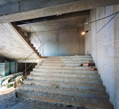 İnşaat alanındaki merdivenler. Bitmemiş merdiven. Buz hokeyi sahasındaki merdiven mimarisi tamamlanmamış. İnşaat alanında beton merdiven var. İçi boş ve boş bina