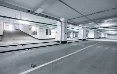 Boş yeraltı otoparkı ya da garaj. Araba park yeri - boş garaj
