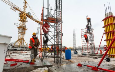 Togliatti, Samara Oblastı / Rusya - 15 Mart 2011: Turnalar, özel mekanizmalar ve çeşitli inşaat ekipmanlarıyla hokey sahasının panoraması. Form ve temel