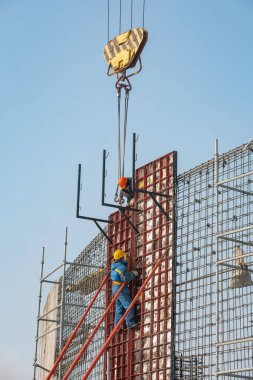 Togliatti, Samara Oblastı / Rusya - 11 Mart 2012: Turnalar, özel mekanizmalar ve çeşitli inşaat ekipmanlarıyla hokey sahasının panoraması. Form ve temel
