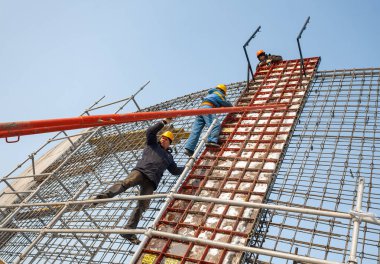 Togliatti, Samara Oblastı / Rusya - 11 Mart 2012: Turnalar, özel mekanizmalar ve çeşitli inşaat ekipmanlarıyla hokey sahasının panoraması. Form ve temel