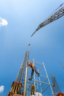 Togliatti, Samara Oblastı / Rusya - 30 Haziran 2011: Turnalar, özel mekanizmalar ve çeşitli inşaat ekipmanlarıyla hokey sahasının panoraması