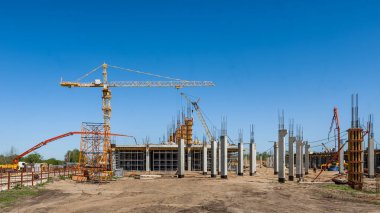 Togliatti, Samara Oblastı / Rusya - 24 Mayıs 2011: Turnalar, özel mekanizmalar ve çeşitli inşaat ekipmanlarıyla hokey sahasının panoraması