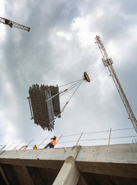 Togliatti, Samara Oblastı / Rusya - 16 Haziran 2011: Turnalar, özel mekanizmalar ve çeşitli inşaat ekipmanlarıyla hokey sahasının panoraması