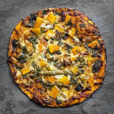 Slate üzerinde vejetaryen Pizza Üstten Görünüm