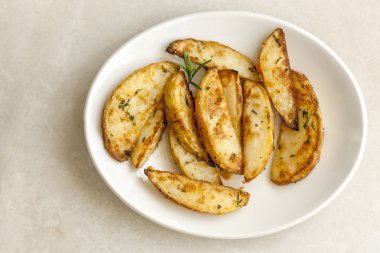 Patates dilimleri parmesan ve otlar ile