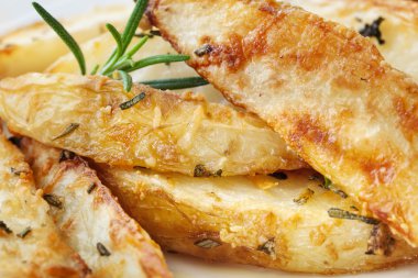 Patates dilimleri parmesan ve otlar ile