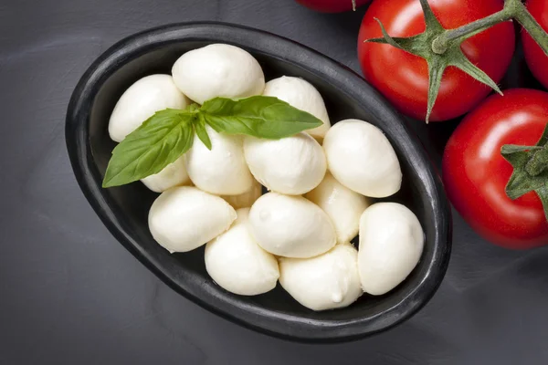Mozzarella Balls and Vine Tomatoes — Fotografie, imagine de stoc
