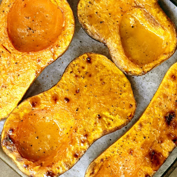 Rostning Butternut pumpa för soppa — Stockfoto