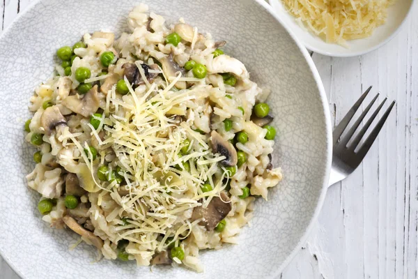 Risotto med svamp ärtor och Parmesan — Stockfoto