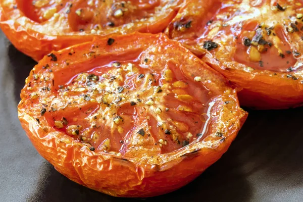 Siyah plaka yan görünümü kapatmak kavrulmuş domates — Stok fotoğraf