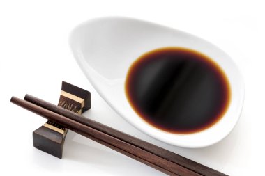 Soya sosu ile Chopsticks üzerinde beyaz fincan
