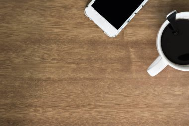 Kahve fincanı ve Smartphone üzerinde ahşap Resepsiyon Üstten Görünüm