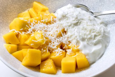 Yoğurt ve ezilmiş Hindistan cevizi ile mango