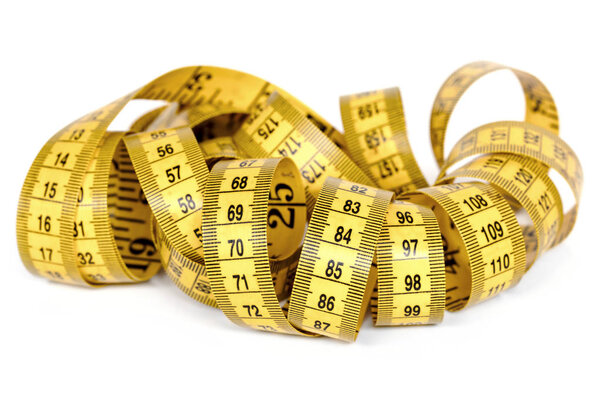 Желтая измерительная лента, изолированная на белом
