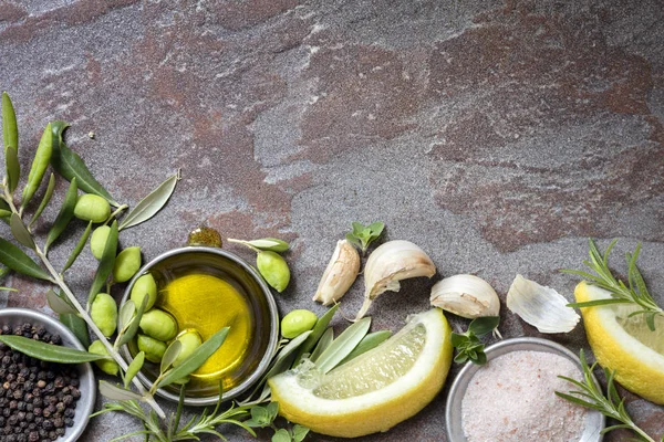 Fundo alimentar com azeitonas, óleo, limão, alho, ervas e especiarias — Fotografia de Stock