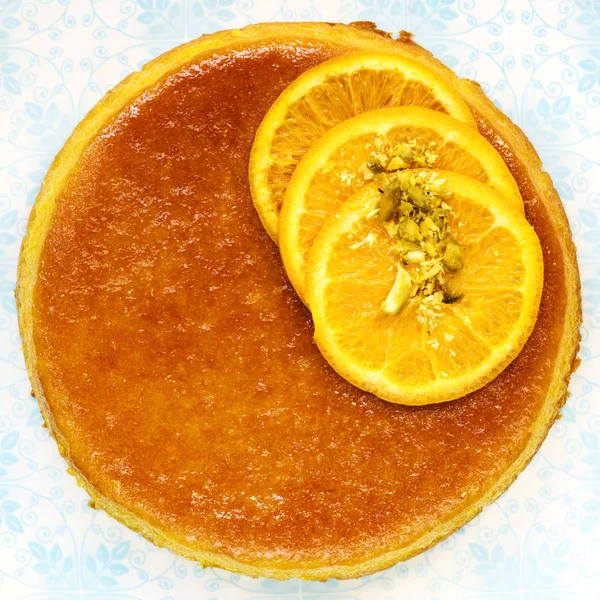 Flourless Orange Cake Top View on Blue Pattern Plate — Stock Photo, Image