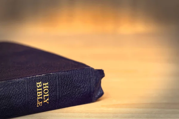 Oude Bijbel over grunge hout achtergrond — Stockfoto