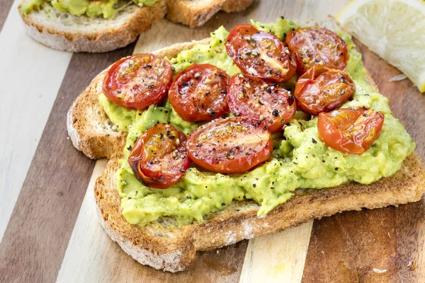 Toast all'avocado con pomodori ciliegia arrosto — Foto Stock