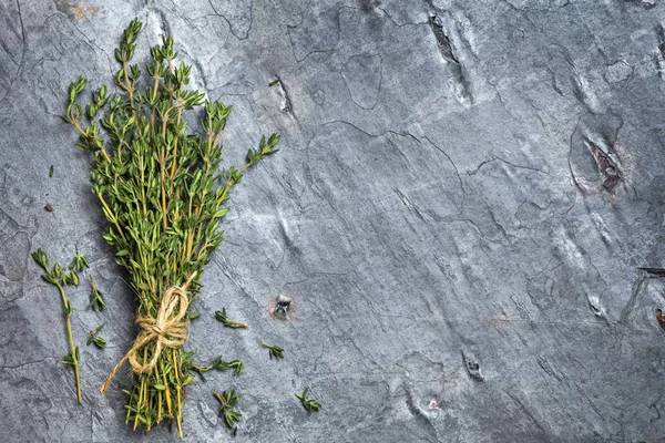 Thymianstrauß auf dunklem Schiefer von oben — Stockfoto