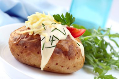 Fırında patates ekşi krema ile rendelenmiş peynir Chives ve salata