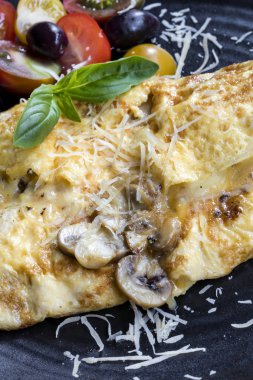 Mantarlı omlet Parmesan ve domates salatası ile