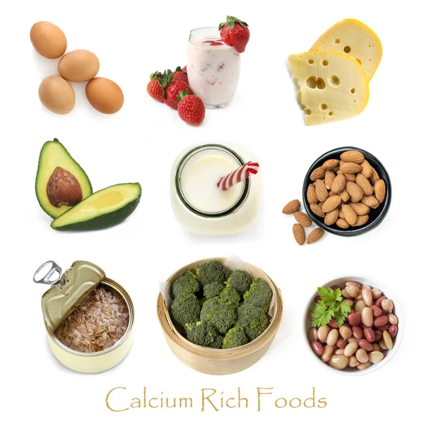 Aliments riches en calcium isolés sur blanc — Photo