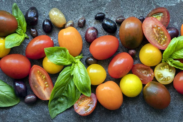 Jedzenie w tle oliwki pomidory i bazylią — Zdjęcie stockowe