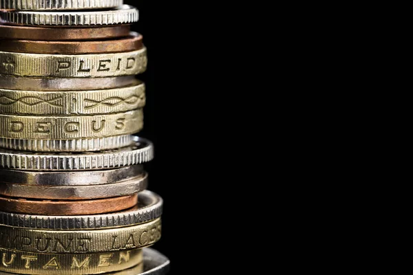 Pila di monete britanniche sul nero — Foto Stock