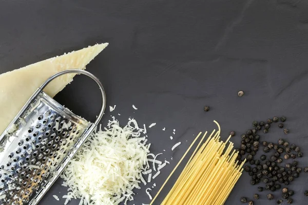 Pecorino ve biber ile makarna için malzemeler — Stok fotoğraf