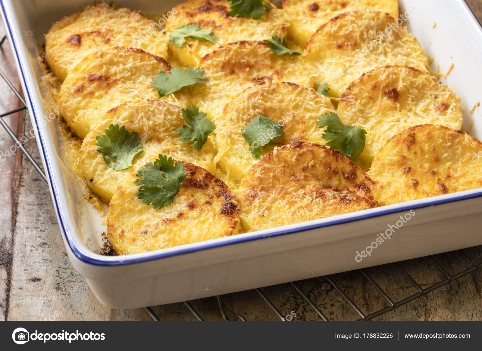 Römischen Gnocchi mit Grieß und Pecorino Romano-Käse — Stockfoto ...