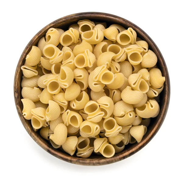 Ruwe Pasta schelpen in houten kom bovenaanzicht geïsoleerd — Stockfoto