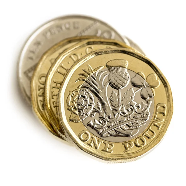 Pilha de moedas britânicas isoladas na vista superior branca — Fotografia de Stock