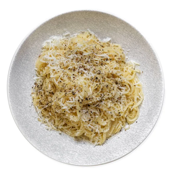 Спагетти с сыром и перцем на белом — стоковое фото