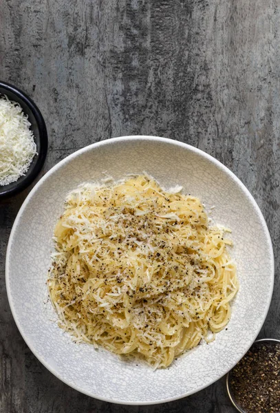 Spagetti Pecorino peyniri ve biber ile — Stok fotoğraf
