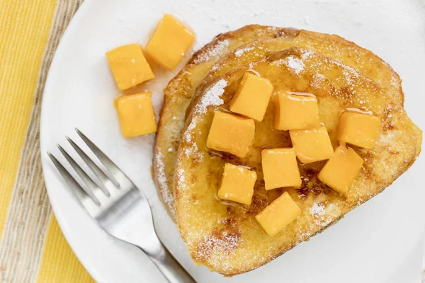 Французский тост со свежим манго — стоковое фото
