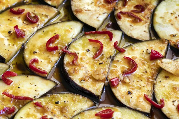 Marineren aubergine klaar voor het grillen. — Stockfoto