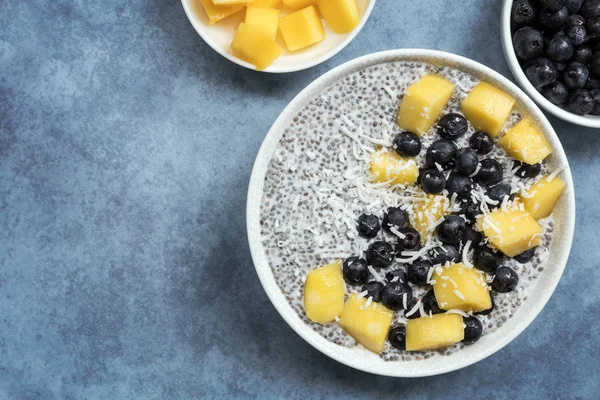 Chia frö Pudding ovanifrån med blåbär Mango och kokos — Stockfoto