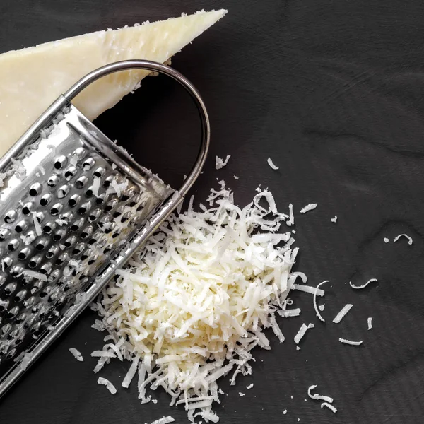 ペコリーノ ・ ロマーノ チーズを格子 — ストック写真