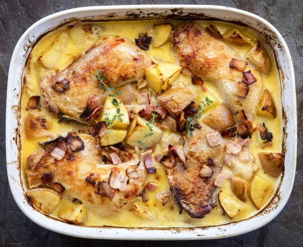 Une casserole rôtie au bacon de poulet et pommes de terre cuisson vue du dessus — Photo