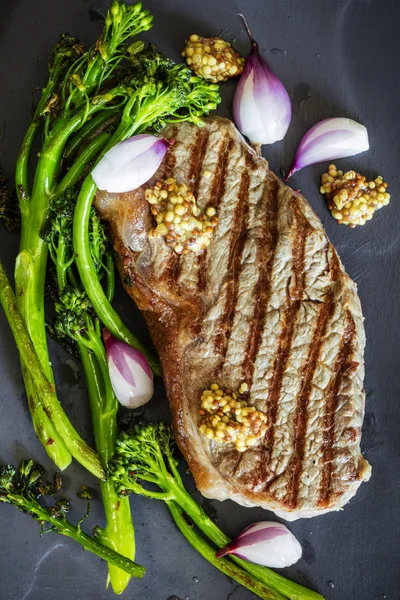 Gegrilltes Steak mit Brokkolini-Schalotten und Vollkornsenf — Stockfoto