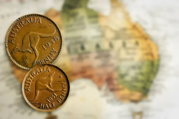 Alte australische Münzen über Landkarte Hintergrund Retro-Effekte — Stockfoto