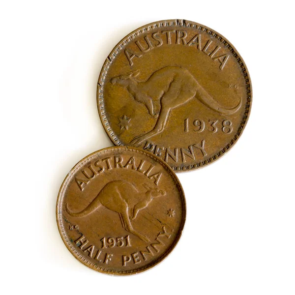 Alter australischer penny and half penny isoliert auf weiß — Stockfoto