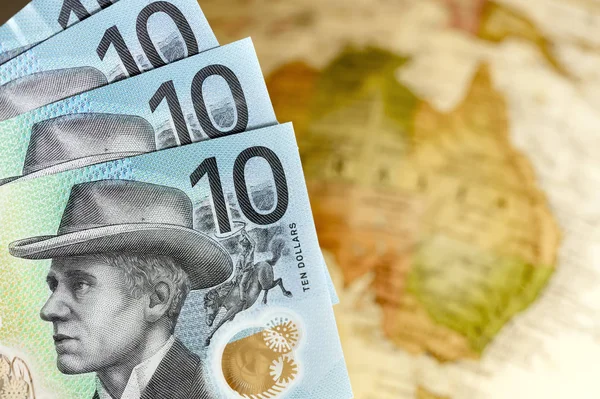 Dinero australiano sobre fondo de mapa borroso —  Fotos de Stock