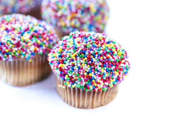 Cupcakes με Sprinkles με λευκό φόντο — Φωτογραφία Αρχείου