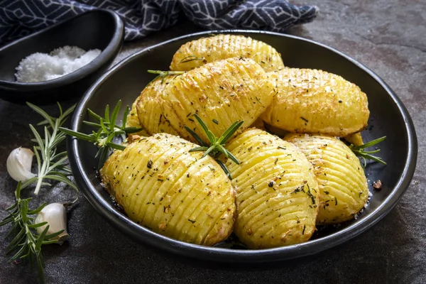 Geroosterde Hasselback aardappelen met knoflookrozemarijn en zout — Stockfoto