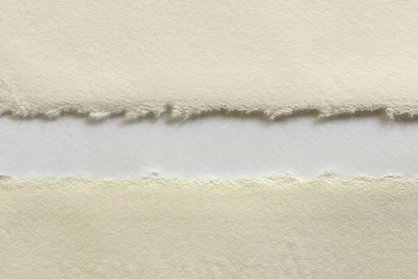 Papier texturé déchiré en deux sur blanc — Photo